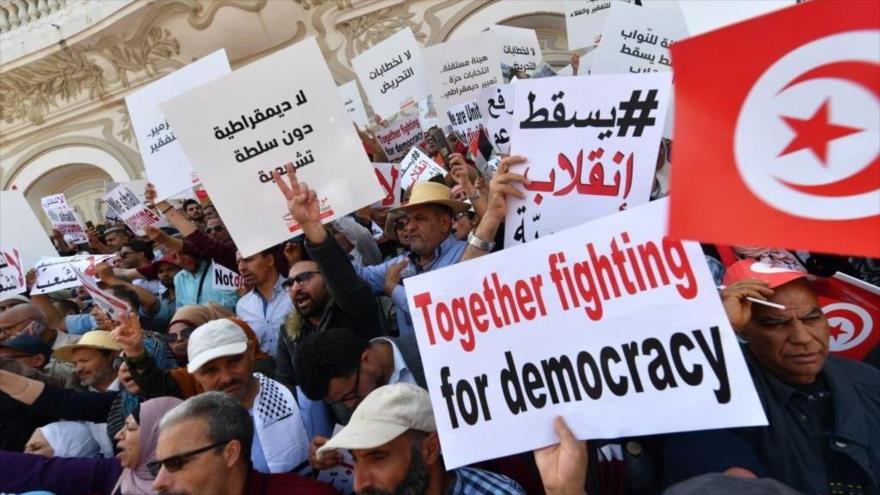 Tunecinos critican a Kais Said y piden el retorno de la democracia
