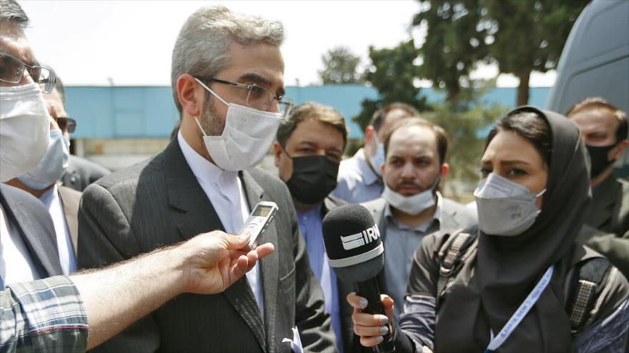Vicecanciller iraní, Ali Baqeri Kani, habla con los periodistas en una exposición internacional de petróleo, Teherán, 15 de mayo de 2022. (Foto: IRNA)