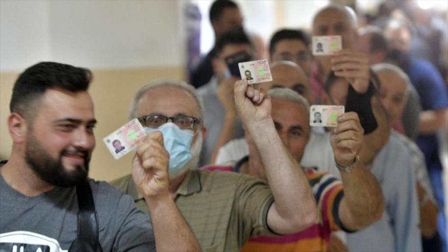 Ciudadanos llegan a un colegio electoral para ejercer su derecho a voto en las elecciones en Beirut, El Líbano, 15 de mayo de 2022. (Foto: Getty Images)