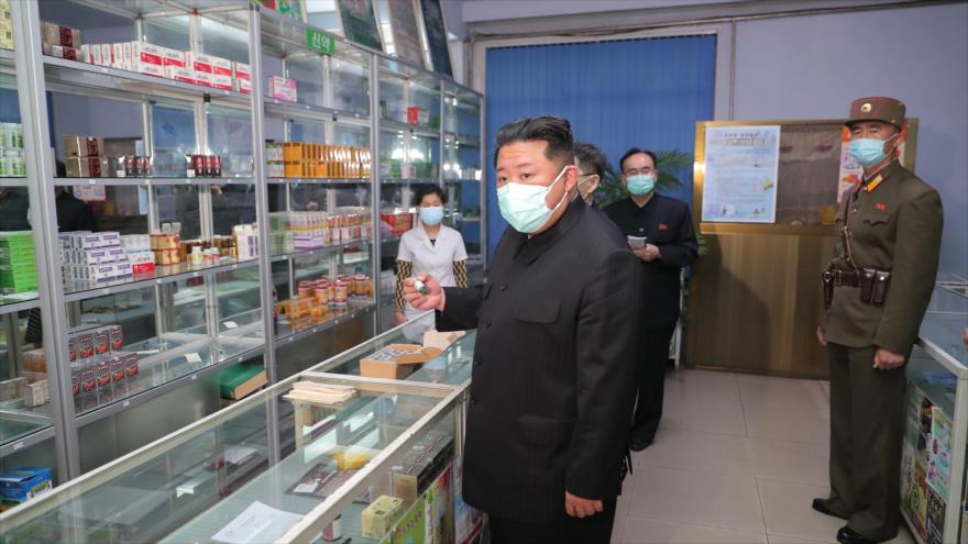 El líder norcoreano, Kim Jong-un, visita una farmacia en la ciudad de Pyongyang, la capital, 15 de mayo de 2022. (Foto: KCNA)