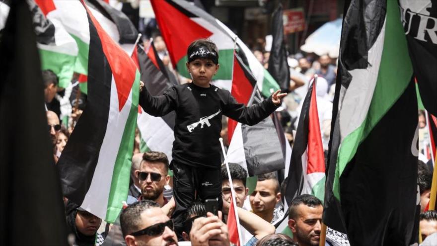 Los palestinos marchan en una manifestación en el 74.º aniversario del Día de La Nakba, Ramalá, Cisjordania, 15 de mayo de 2022. (Foto: AFP)