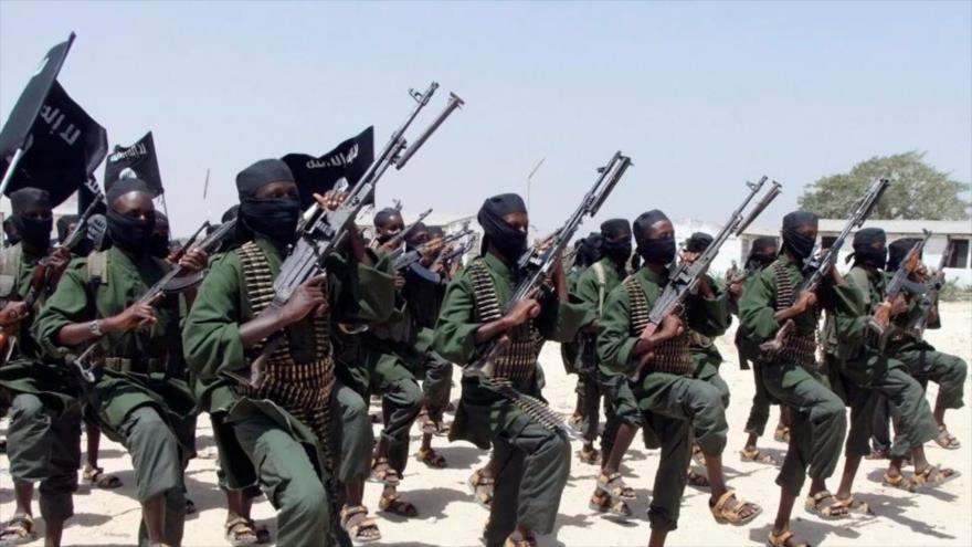 
Terroristas de Al-Shabab marchan durante ejercicios militares en el área de Lafofe, a unos 18 kilómetros del sur de Mogadiscio, Somalia, 17 de febrero de 2011. 
