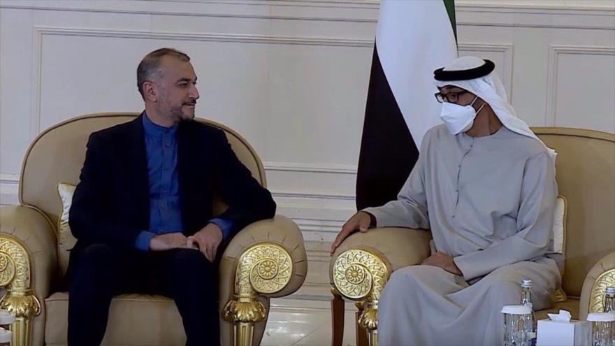 El canciller iraní, Hosein Amir Abdolahian (izda.), reunido con el presidente de los Emiratos Árabes Unidos, Muhamad bin Zayed Al Nahyan, en Abu Dabi, 16 de mayo de 2022.