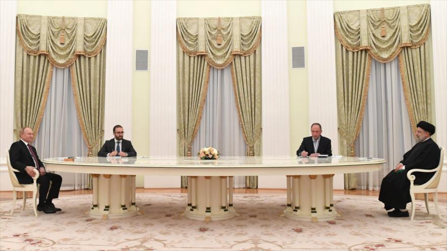 El presidente iraní, Seyed Ebrahim Raisi (dcha.), reunido con su par ruso, Vladimir Putin (izda.), en Moscú, capital de la Federación Rusa, 19 de enero de 2022.