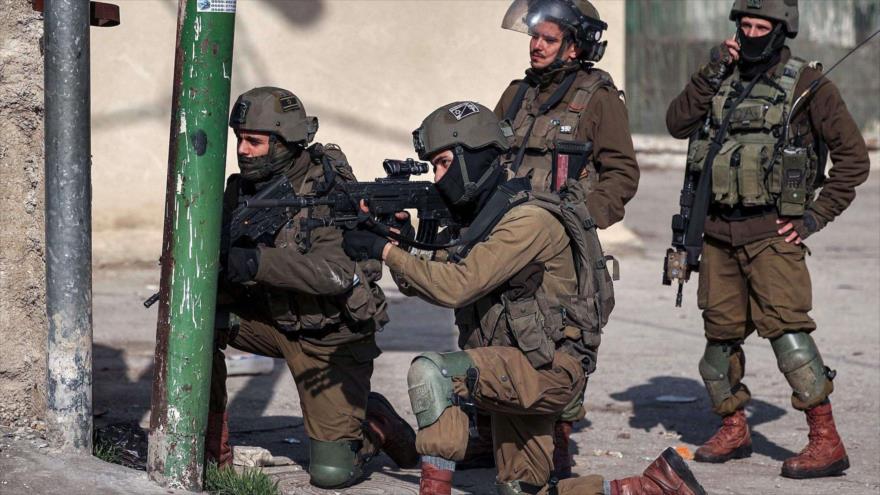 Soldados israelíes enfrentan a palestinos durante manifestantes en la ciudad de Hebrón (Al-Jalil), Cisjordania, 4 de marzo de 2022. (Foto: AFP)