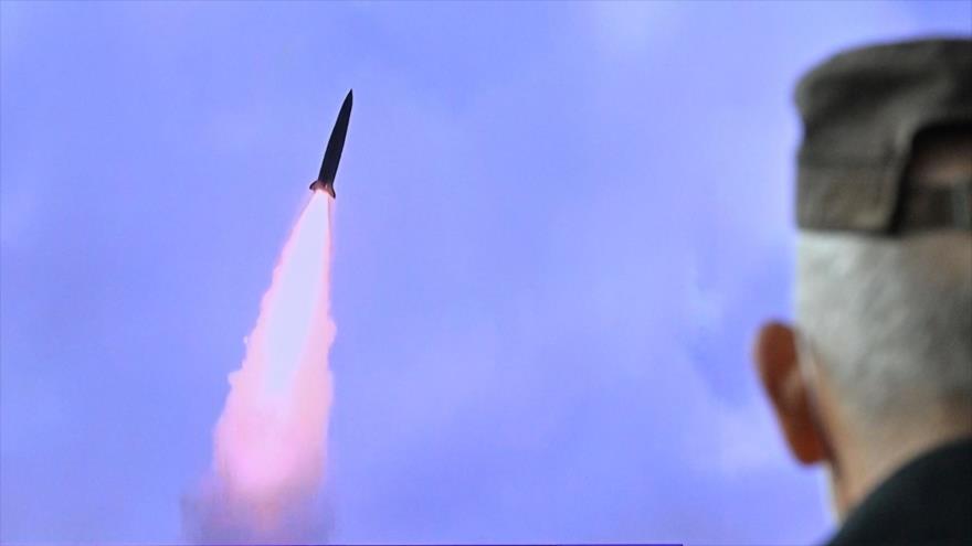 Un hombre mira un informe televisivo que muestra imágenes de una prueba de misiles norcoreana, Seúl, Core del Sur, 19 de octubre de 2021. (Foto: AFP)