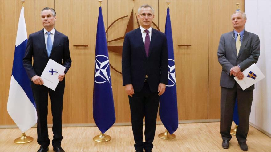 Secretario general de OTAN, Jens Stoltenberg (C.), y los embajadores de Suecia (dcha.) y Finlandia, Bruselas, 18 de mayo de 2022. (Foto: AFP)