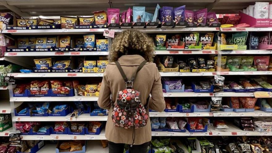 Una mujer mira productos en un supermercado en Londres, capital británica.