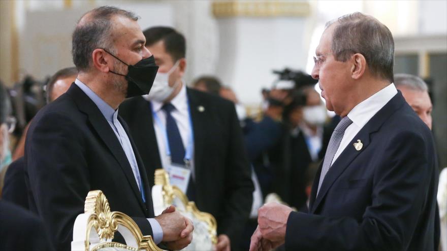 El canciller de Irán, Hosein Amir Abdolahian (izda.), y su par ruso, Serguéi Lavrov, en Dushanbé, capital de Tayikistán, 17 de septiembre de 2021.