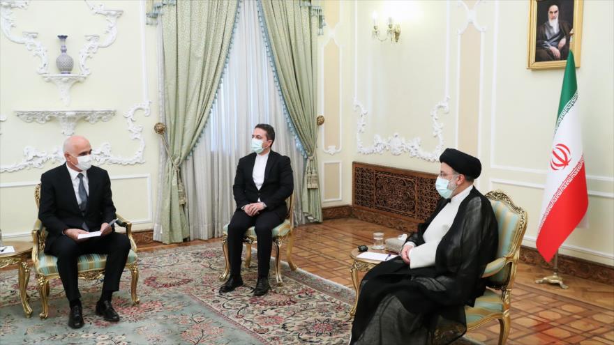 El presidente iraní, Seyed Ebrahim Raisi (dcha.), se reúne con el viceprimer ministro de Azerbaiyán, Shahin Abdulla Oghlu Mustafayev. (Foto: president.ir)