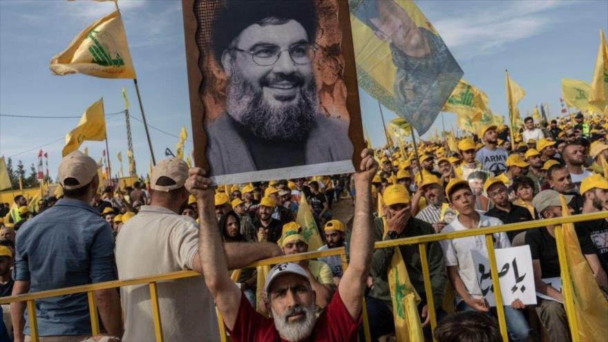 Un partidario de Hezbolá sostiene una foto de Seyed Hasan Nasralá en un mitin en Baalbek (este de El Líbano), 13 de mayo de 2022. (Foto: Getty Images)