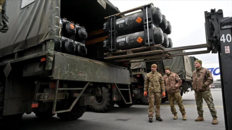 Ucranianos cargan camión con unidades del sistema antitanque FGM-148 Javelin, fabricados en EE.UU., en aeropuerto de Borýspil, en Kiev. (Foto: AFP)
