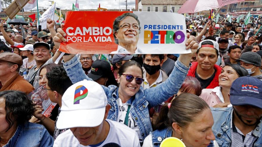 Los seguidores del candidato presidencial Gustavo Petro en un acto de campaña en el departamento de Cundinamarca, Colombia. (Foto: EFE)