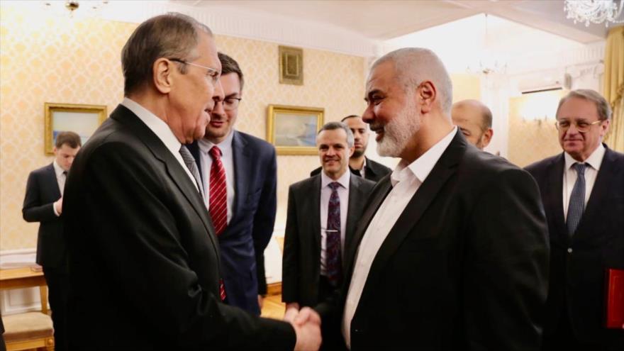 El líder del movimiento palestino HAMAS, Ismail Haniya (dcha.) y el canciller ruso, Serguéi Lavrov, en Moscú, 2 de marzo de 2020.