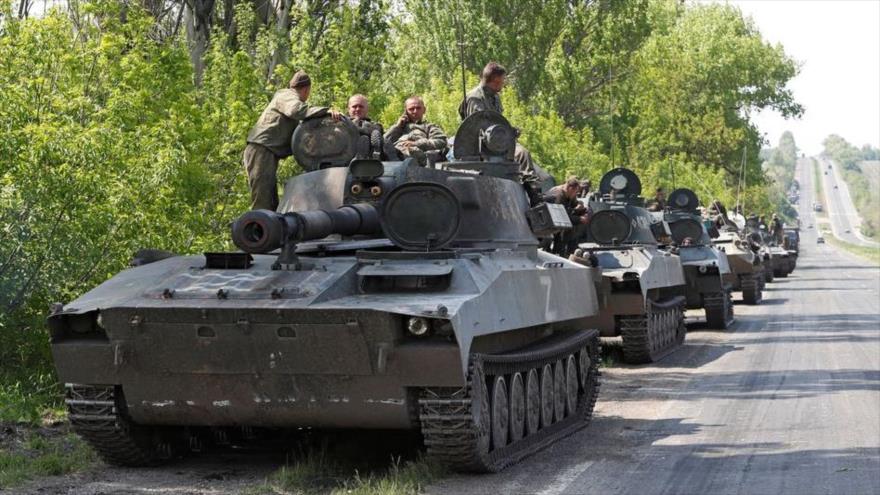 Una larga fila de blindados y vehículos militares de tropas prorrusas en las afueras de Donetsk, este de Ucrania, 13 de mayo de 2022. (Foto: Reuters)