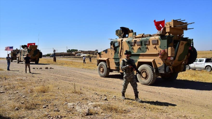 Vehículos militares turcos y estadounidenses durante una patrulla conjunta en una aldea fronteriza siria cerca de Tel Abyad, Siria. (Foto: Reuters)