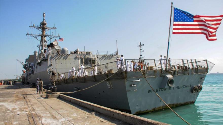 Un destructor USS Winston S. Churchill de la Marina de EE.UU. se ve anclado en lo largo de la costa del mar Rojo en Sudán, 1 de marzo de 2021. (Foto: AFP)