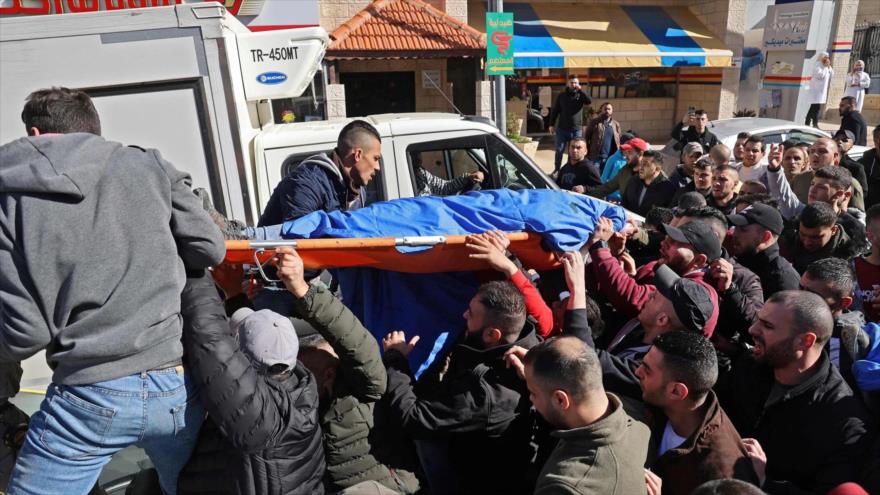 Palestinos portan el cuerpo de un hombre asesinado por las fuerzas israelíes en la ciudad de Nablus, 8 de febrero de 2022. (Foto: AFP)