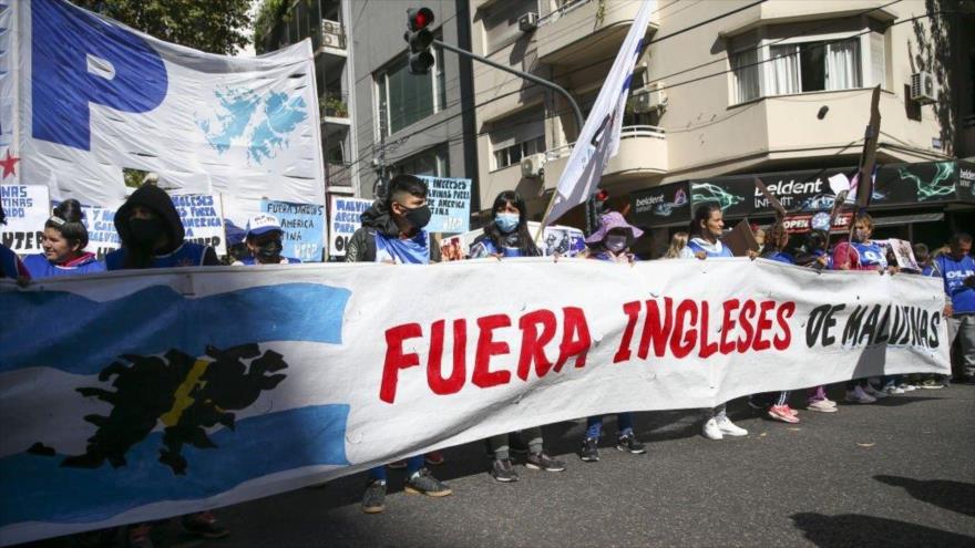 Ciudadanos portan pancartas antibritánicas por el 40.º aniversario de la Guerra de Malvinas, Buenos Aires, Argentina, el 2 de abril de 2022. 