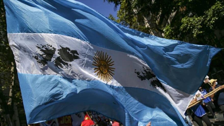 Manifestantes llevan la bandera de Argentina durante el 40.º aniversario de Guerra de las Malvinas, Argentina, 2 de abril de 2022. (Foto: Getty Images)