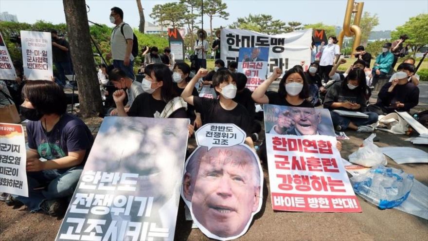 Surcoreanos gritan al presidente de EEUU: “!Fuera Biden!”
