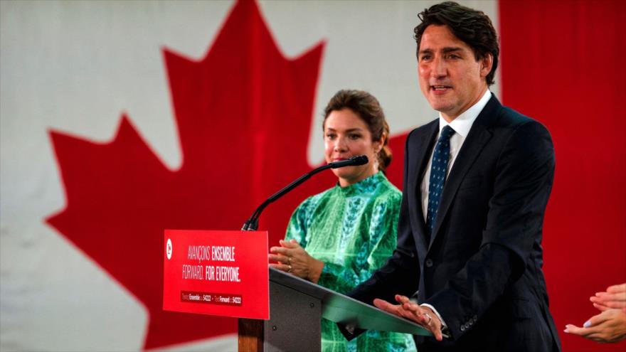 El primer ministro de Canadá, Justin Trudeau, pronuncia un discurso al lado de su esposa, Sophie Trudeau, Montreal, Quebec, 21 de septiembre de 2021. (Foto: Getty images)