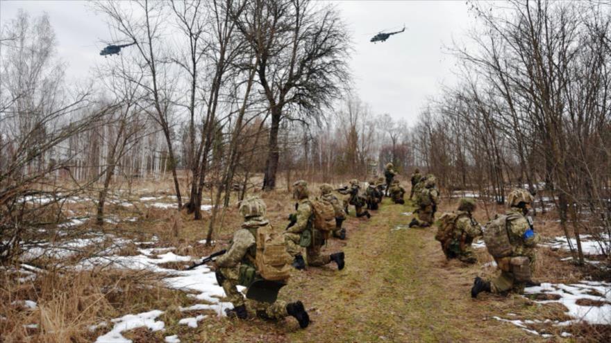Soldados del Ejército de Ucrania durante un ejercicio militar en un lugar desconocido, 21 de febrero de 2022. (Foto: AFP)