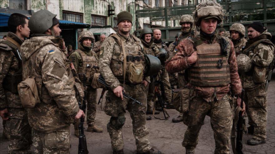 Los soldados ucranianos frente a un edificio, Kramatork (este de ucrania), 30 de abril de 2022. (Foto: Getty images)