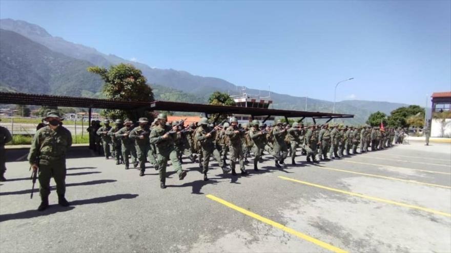 Los militares venezolanos se preparan para destruir pistas de aterrizaje de narcotraficantes colombianos en Zulia, 22 de mayo de 2022.