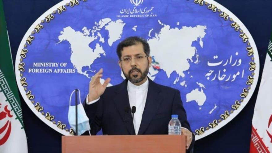 El portavoz de la Cancillería de Irán, Said Jatibzade, habla en una conferencia de prensa.