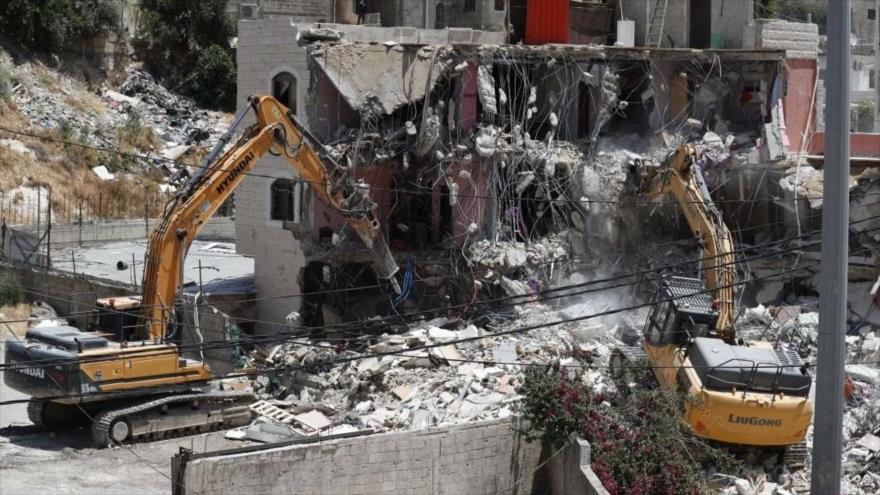 Maquinaria israelí demuele una casa palestina en el barrio de Silwan, en este de Al-Quds, 10 de mayo de 2022. (Foto: Getty Images)