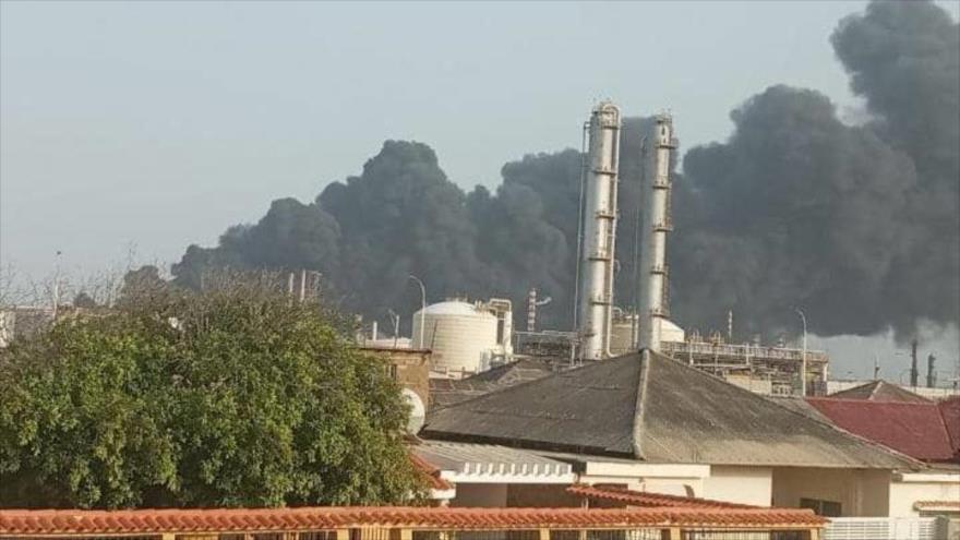  Se registra incendio en refinería de Cardón en norte de Venezuela 