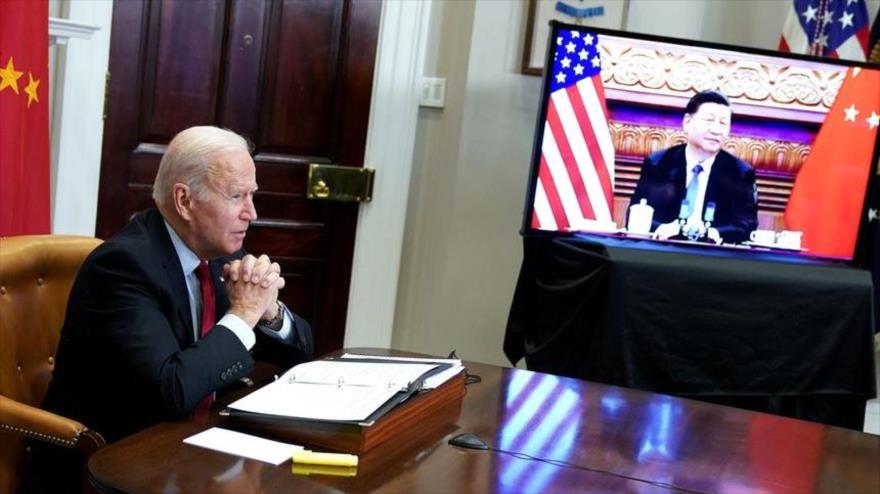 El presidente de EE.UU., Joe Biden, (izq.) se reúne virtualmente con el presidente chino, Xi Jinping, 15 de noviembre de 2021. 