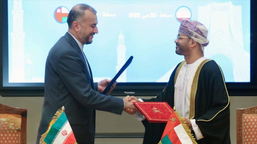 Irán y Omán firman 12 documentos de cooperación en varios campos | HISPANTV