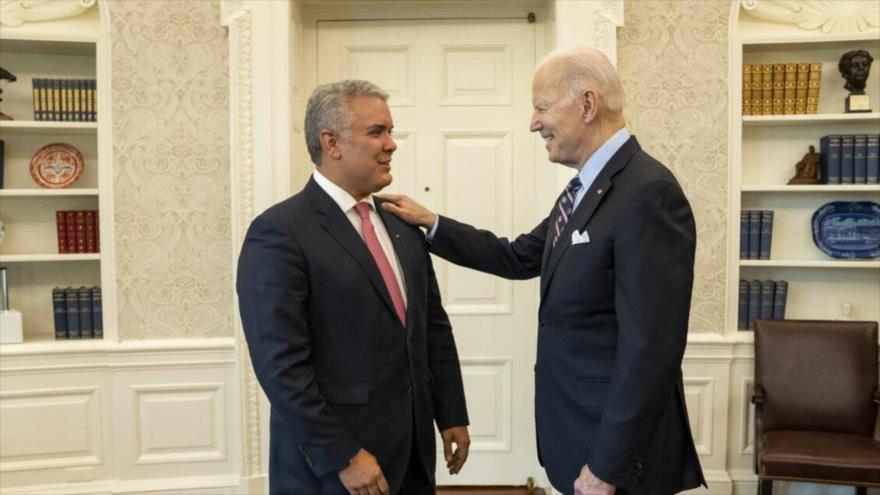 El presidente estadounidense, Joe Biden (dcha.), con su homólogo colombiano, Iván Duque, en Washington, EE.UU., 10 de marzo de 2022.