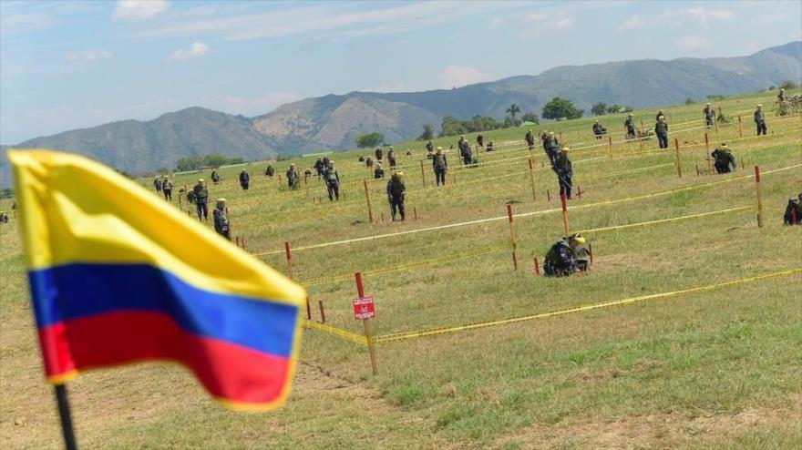 Soldados del Ejército de Colombia durante un entrenamiento de desminado militar. 