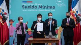 Presidente Boric aprueba histórica alza del salario mínimo en Chile