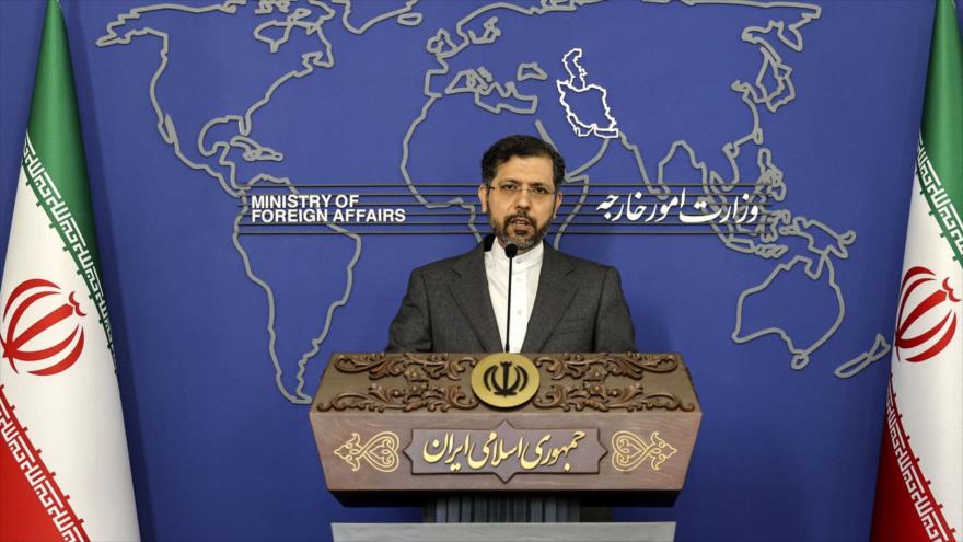 Portavoz de la Cancillería iraní, Said Jatibzade, habla con la prensa, Teherán, 9 de mayo de 2022. (Foto: AFP)