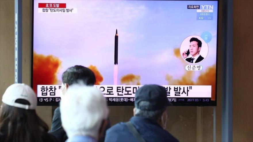Una transmisión de televisión en Seúl, Corea del Sur, que muestra imágenes del lanzamiento de un misil norcoreano, 4 de mayo de 2022. (Foto: Getty Images)