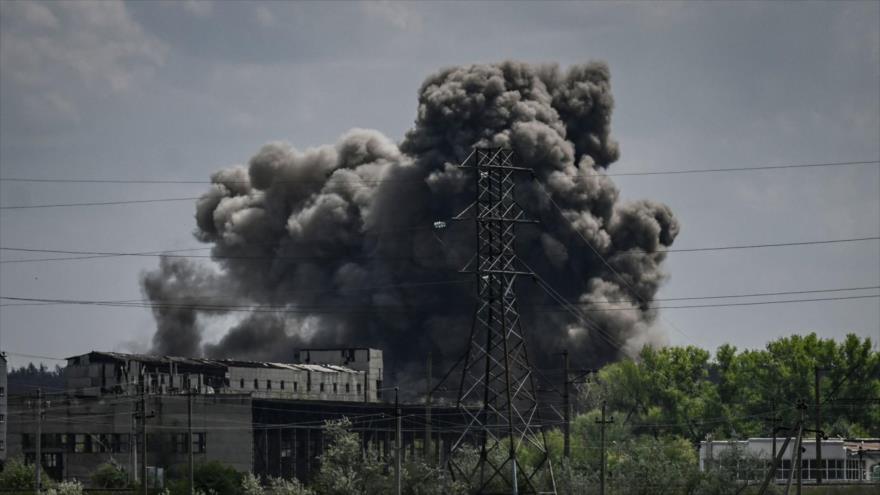 El humo se levanta después de un ataque en una fábrica en la ciudad de Soledar, en la región oriental de Ucrania de Donbás, 24 de mayo de 2022. (Foto: AFP)
