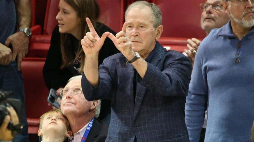 El expresidente estadounidense George W. Bush durante un partido de Baloncesto en Dallas, 3 de marzo de 2022.