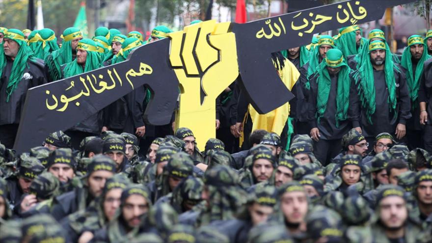 Combatientes del Movimiento de Resistencia Islámica de El Líbano (Hezbolá) participan en una ceremonia conmemorativa en el sur de Beirut, la capital.