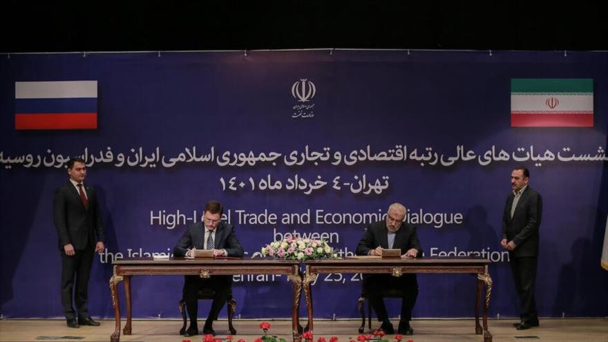 Viceprimer ministro ruso, Alexander Novak (izda.) y el ministro iraní de Petróleo, Yavad Oyi, en Teherán, Irán, 25 de mayo de 2022.