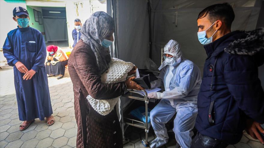 Trabajador de salud palestino toma muestras de coronavirus en un centro de salud en Rafah, la Franja de Gaza, 5 de enero de 2020. (Foto: Flash90)