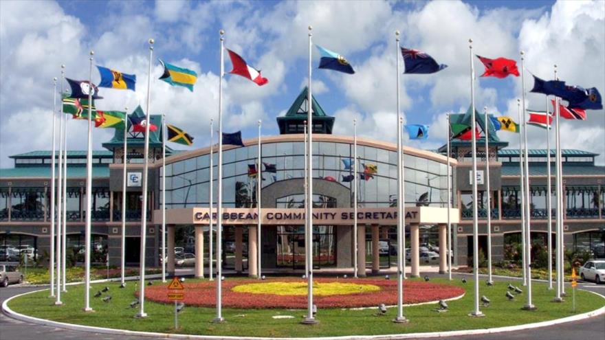 Las banderas de los países miembros de la Comunidad del Caribe (Caricom) frente a la sede del organismo regional en Georgetown (Guyana).