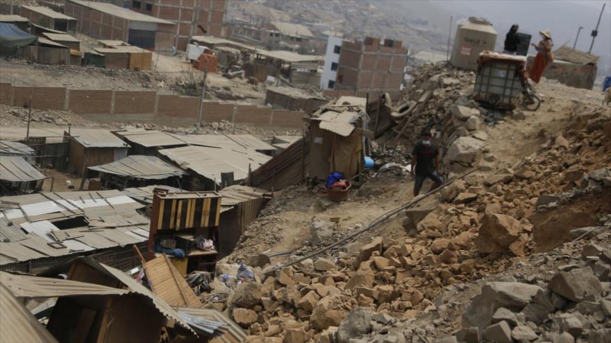 Residentes junto a los daños en San Juan de Lurigancho, el distrito más poblado de Perú después de un terremoto de magnitud 5,6, 7 de enero de 2022. (Foto: Gettyimages)