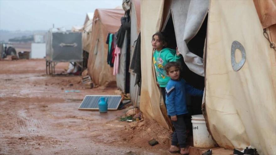 Niñas sirias en el campamento de desplazados internos de Batinta, en la provincia de Idlib, noroeste de Siria, 26 de noviembre de 2020. (Foto: AFP)