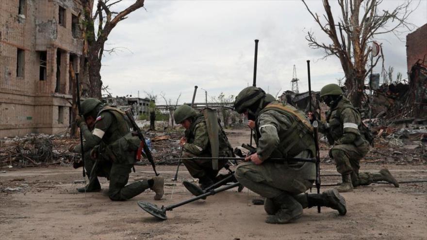 
Fuerzas rusas en el territorio de la planta de acero Azovstal en la ciudad portuaria de Mariupol, Ucrania, 22 de mayo de 2022. (Foto: Reuters) 
