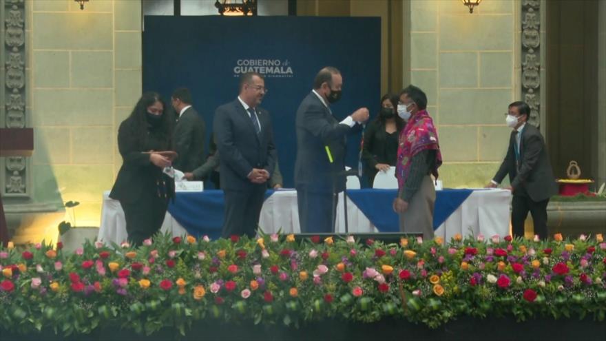 El presidente de Guatemala entrega credenciales a abuelos mayas