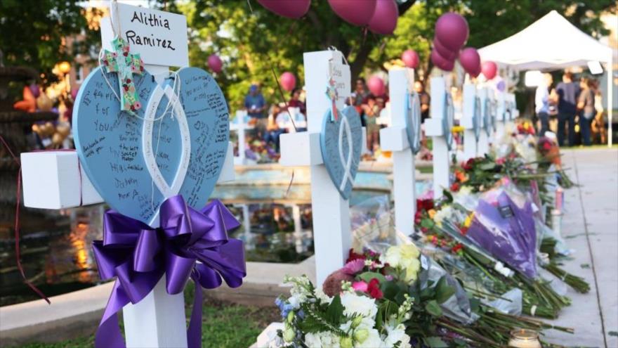 Monumentos en memoria de víctimas de tiroteo en una escuela en Texas, 26 de mayo de 2022. (Foto: Getty Images)